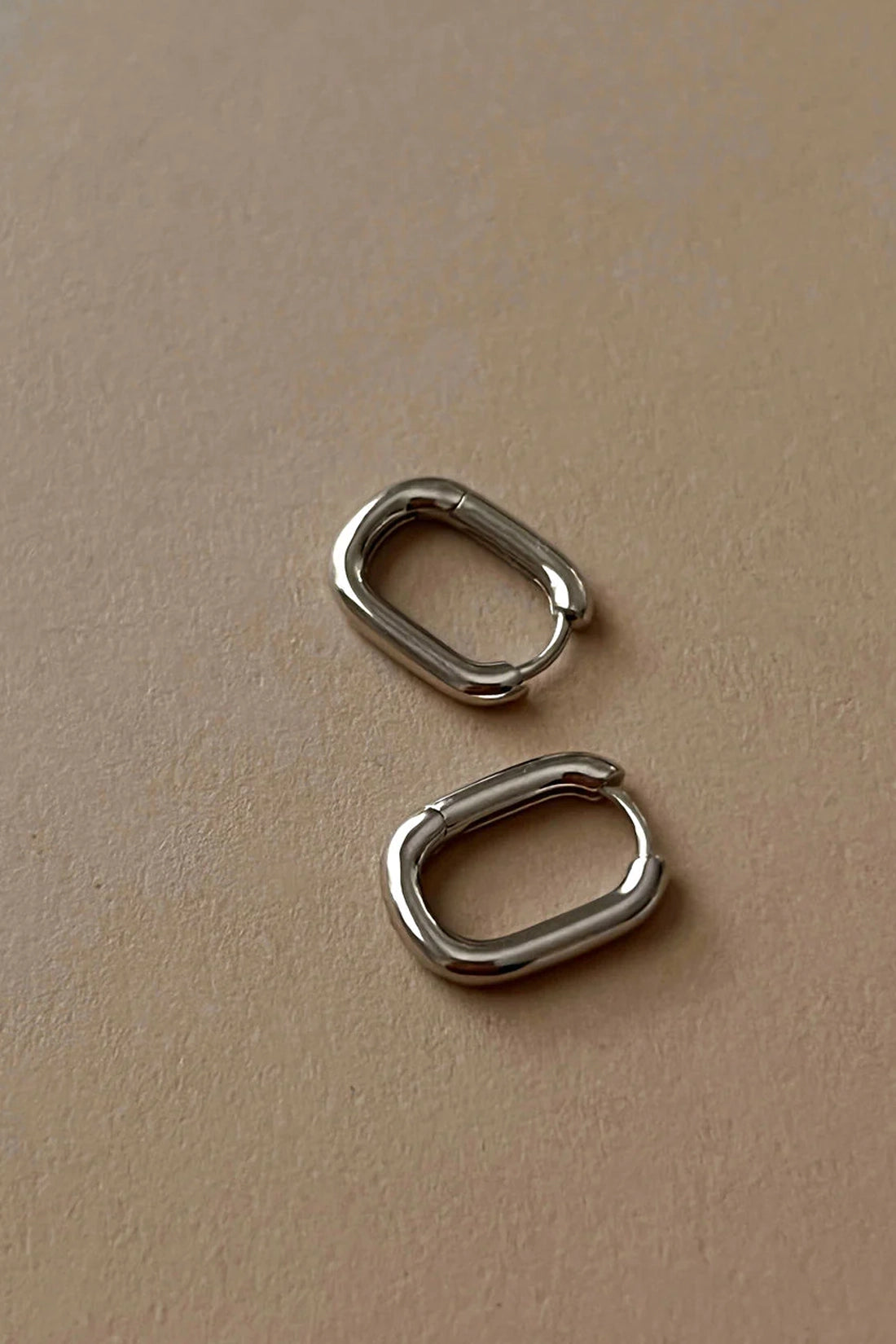 Chain Link Huggies - Silver